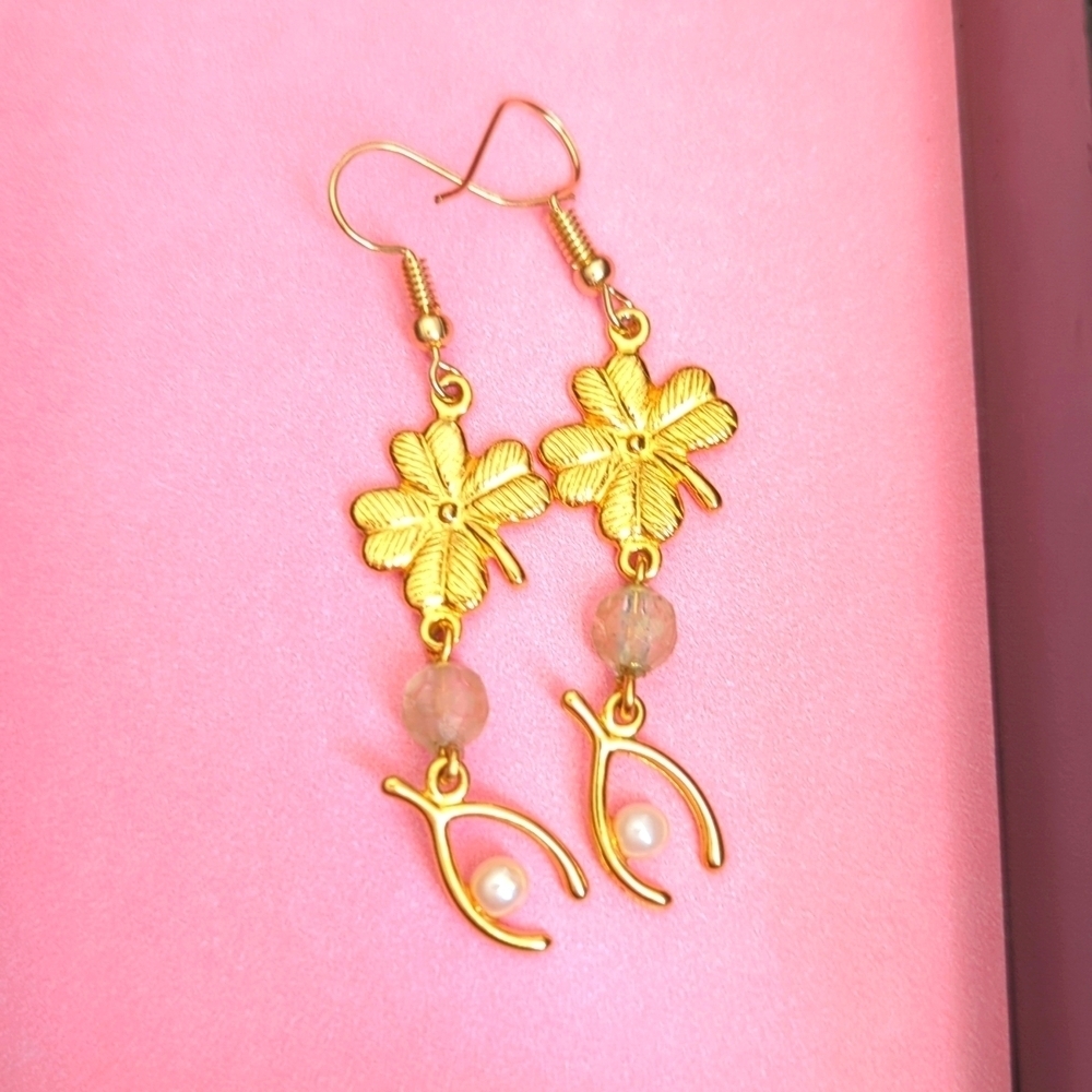 🍀 Avon vintage Four leaf clover wishbone gold tone faux pearl earrings v